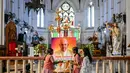 Orang-orang berdoa di depan potret Paus Fransiskus di sebuah gereja Katolik di Chennai pada tanggal 21 April 2025, menyusul berita kematiannya. (R. Satish BABU/AFP)