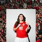 Menyamakan outfit dengan para penonton yang hadir, Raisa tampil dengan busana bernuansa merah putih. Ia pun turut mengenakan jersey merah dengan nomor punggung 90. [@raisa6690]