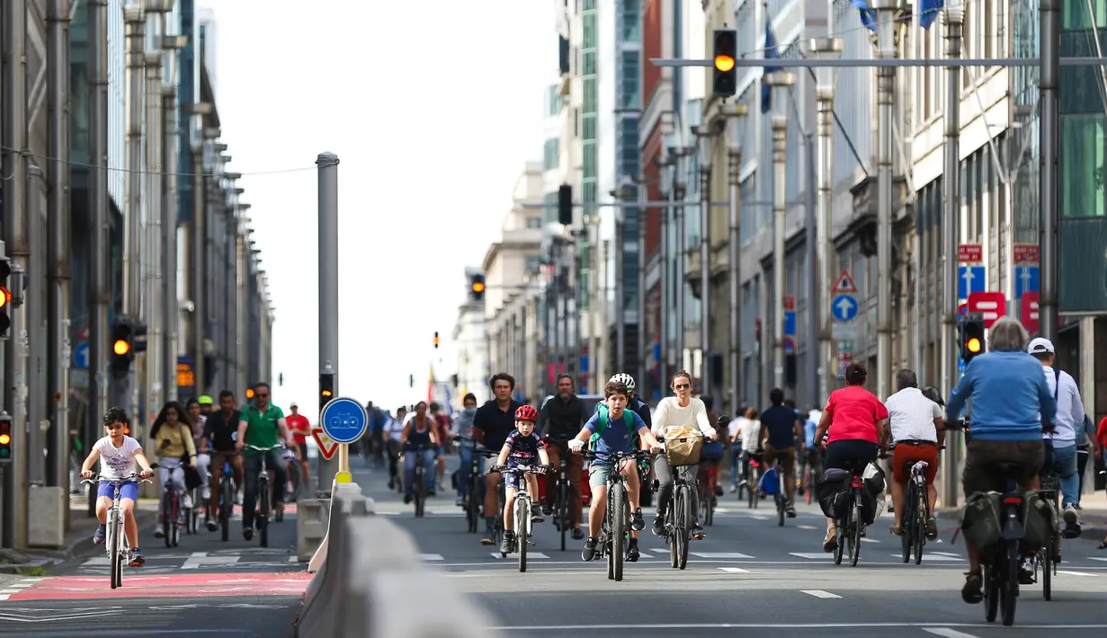 Orang-orang bersepeda di sebuah jalan dalam acara Hari Minggu Bebas Kendaraan Bermotor (Car Free Sunday) di Brussel, Belgia, pada 20 September 2020. (Xinhua/Zheng Huansong)