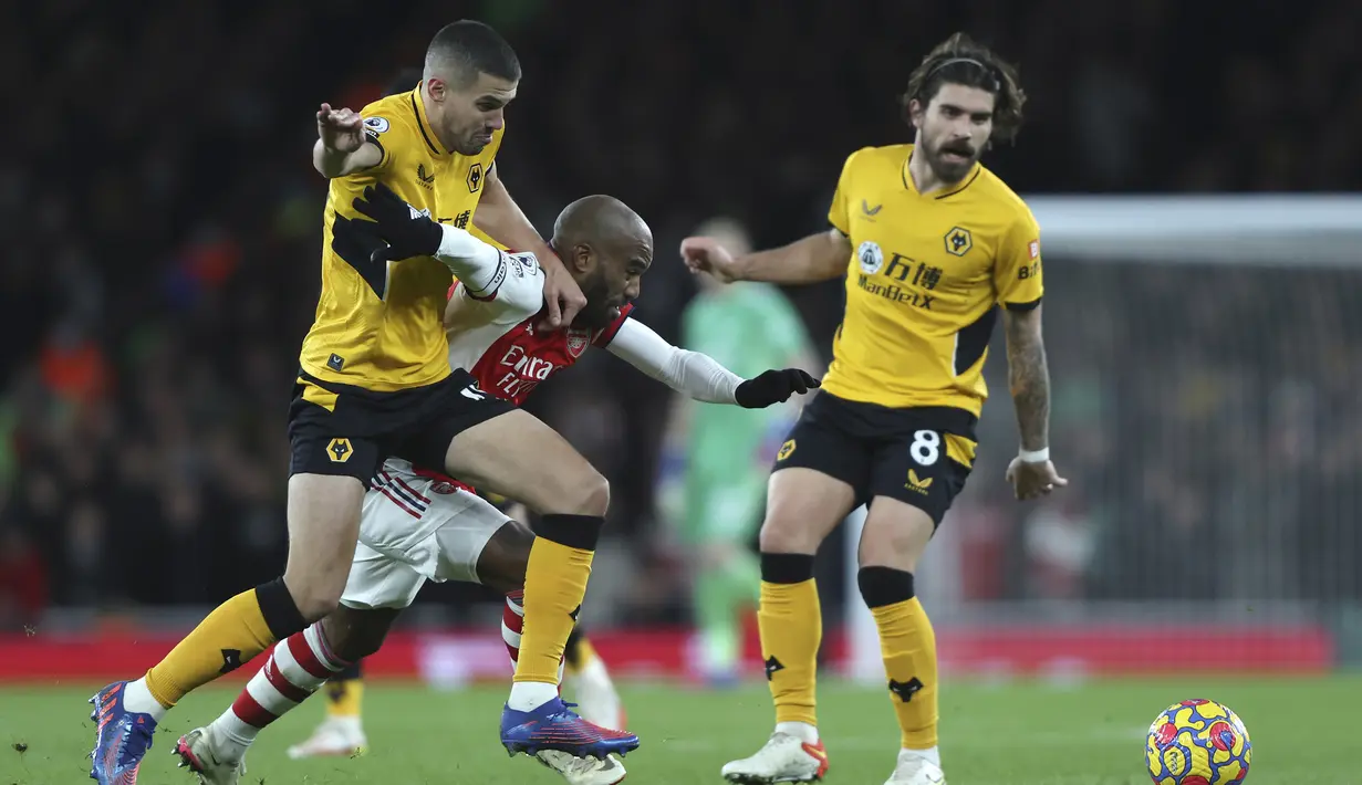 Hingga babak pertama usai, Alexandre Lacazette belum mampu memecah kebuntuan dan tetap tertinggal 0-1. (AP/Ian Walton)