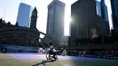 Petenis kursi roda dari Inggis, Cornelia Oosthuizen memukul bola dalam pertandingan awal tenis kursi roda melawan Kanda pada ajang Invictus Games 2017 di Nathan Phillips Square. Toronto, (24/09) (Harry How / Getty Images / AFP)