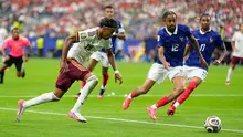 Pemain Spanyol Lamine Yamal mengejar bola dibayangi pemain Prancis Bradley Barcola (12) dalam laga semifinal Piala Dunia 2026 antara Prancis vs Spanyol di Arlington, Texas, dekat Dallas, Selasa, 14 Juli 2026. (AP Photo/Tony Gutierrez)