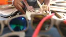 Perajin memproduksi kacamata berbahan baku kayu di Gang  Madrasah, Pamulang, Tangerang Selatan, Senin (21/1). Dalam sehari, pengrajin mampu menyelesaikan dua buah kacamata yang dijual Rp 200 ribu hingga Rp 500 ribu per buah. (Merdeka.com/Arie Basuki)