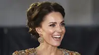 Kate Middleton tiba untuk pemutaran perdana premier film James Bond terbaru, No Time To Die, di London, Selasa (28/9/2021). Duchess of Cambridge itu terlihat glamor berbalut gaun manik-manik keemasan dilengkapi dengan mantel tanpa lengan rancangan Jenny Packham. (Chris Jackson/Pool Photo via AP)