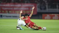 Pemain Timnas Indonesia, Rafael Struick dijatuhkan pemain Palestina pada partai uji coba FIFA Matchday hari Rabu (14/06/2023). (Bola.com/PSSI)
