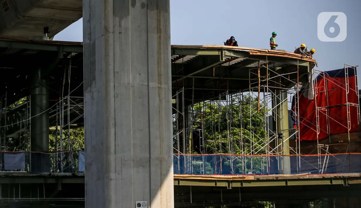 Aktivitas pekerja di area proyek pembangunan skybridge di simpang CSW, Jakarta Selatan, Senin (27/7/2020). Proyek yang akan mengintegrasikan Halte Transjakarta Koridor 1 (Blok M-Kota) dan Koridor (Ciledug-Mampang) dengan Stasiun MRT Asean ditargetkan rampung akhir 2020. (Liputan6.com/Faizal Fanani)