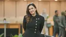 Sesekali ia  mengenakan busana tradisional. Seperti potret ini, Nafa tampil semi maskulin dalam balutan beskap hitam dan rok batik. [@nafaurbach].