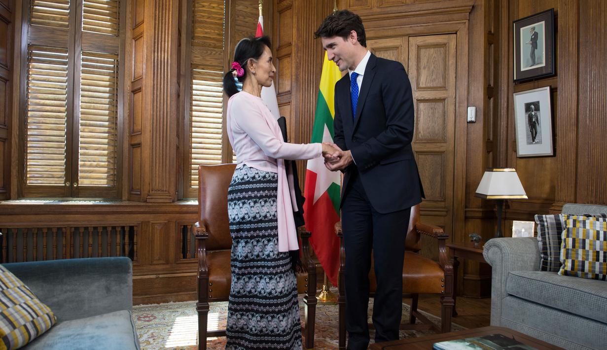 Penasehat negara Myanmar, Aung San Suu Kyi bersalaman dengan Perdana Menteri Kanada, Justin Trudeau di Parliament Hill, Ottawa, Ontario, Kanada, (7/6). Suu Kyi merupakan warga kehormatan Kanada. (Adrian Wyld/The Canadian Press via AP)