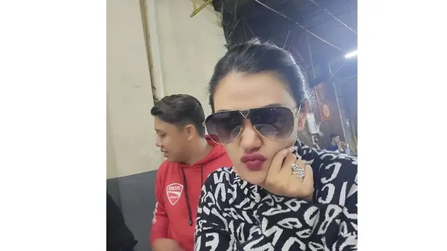 Pamer Rambut Pendek, Ini 6 Potret Rey Utami yang Kini Lepas Hijab