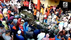 Peristiwa tanah longsor di Purbalingga memakan 4 korban tewas. Prosesi pemakanan keempat korban diwarnai isak tangis keluarga.