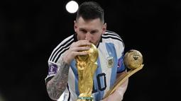 FIFA akhirnya menobatkan Lionel Messi sebagai MVP alias Pemain Terbaik Piala Dunia 2022. Sejauh turnamen Piala Dunia 2022 ini berjalan, Messi mengemas tujuh gol. Ia juga menyumbangkan tiga assist bagi Argentina. (AP Photo/Martin Meissner)