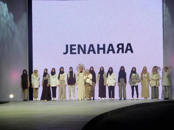 Jenahara mempersembahkan rancangan busana muslim terbarunya di IFW 2015 | Photo: Copyright Doc vemale.com