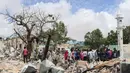 Warga Somalia berkumpul di lokasi ledakan bom mobil di luar kantor pemerintah lokal di Mogadishu, Somalia, (10/9). Menurut polisi Somalia dan pekerja penyelamat, enam orang tewas dan 16 luka-luka akibat ledakan tersebut. (AFP Photo/Abdi Haji Hussein)