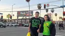 Berpose di jalan raya kota Los Angeles, Ririn dan Ibnu tampil serasi dengan streetstyle. Keduanya mengenakan kaos yang dipadu celana panjang. @ririnekawati.