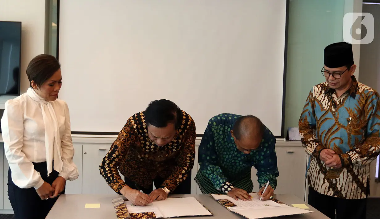 Direktur Utama Indosiar yang juga Direktur SCM, Imam Sudjarwo (kedua kanan) bersama Dirjen Bimas Islam Kemenag RI Muhammadiyah Amin (kedua kiri) menandatangani kerja sama Program Festival Ramadan 2020, Jakarta, Rabu (11/3/2020). (Liputan6.com/Johan Tallo)