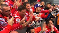 Andrea Doivizioso bergembira bersama tim Ducati setelah menjuarai MotoGP Jepang di Sirkuit Motegi, Minggu (15/10/2017). (Twitter/Ducati Motor)