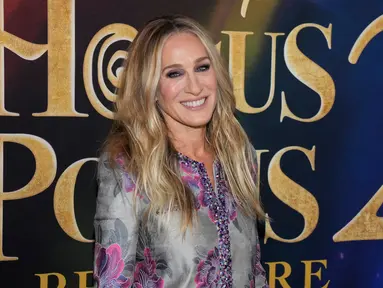 Sarah Jessica Parker menghadiri pemutaran perdana film Hocus Pocus 2 di AMC Lincoln Square, New York, Amerika Serikat, 27 September 2022. Parker hampir menyamai karpet ungu dalam busana merah muda dan perak yang dikenakan. (Photo by Charles Sykes/Invision/AP)