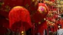 Seorang wanita melihat-lihat dekorasi Tahun Baru Imlek atau perayaan Tet di sebuah pasar pusat Kota Tua Hanoi, Senin (28/1). Di Vietnam, tahun baru imlek dikenal dengan nama Tet Nguyen Dan atau lebih akrab disingkat sebagai Tet. (Manan VATSYAYANA/AFP)