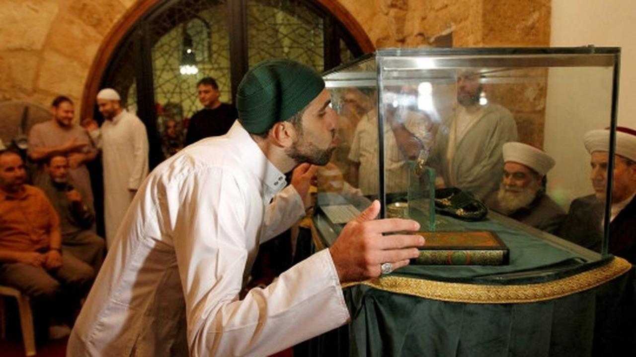 Berdoa dan mencium benda peninggalan Nabi Muhammad SAW