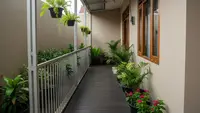 9 Desain Teras Samping Memanjang yang Adem untuk Lahan 1 Meter, Nyaman dan Estetis