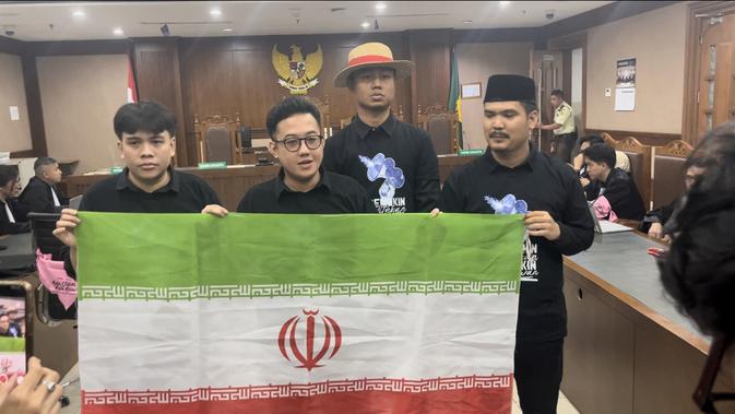 Delpedro Cs Bentangkan Bendera Iran di Persidangan, Desak Prabowo Keluar dari Board of Peace