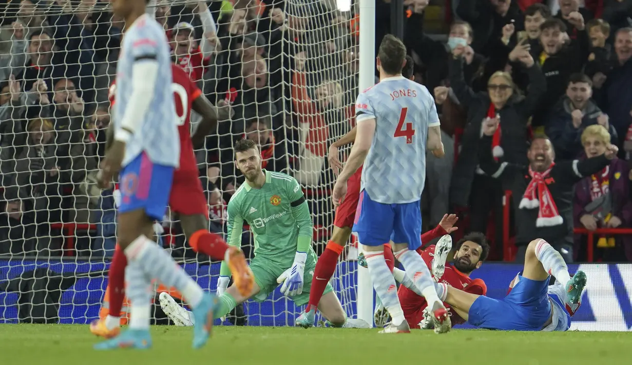 Manchester United terancam terlempar dari posisi 4 besar di klasemen akhir Liga Inggris 2021/2022. Hingga pekan ke-33, MU baru mengemas 54 poin dan berada di posisi ke-6. Tercatat mereka telah 9 kali kalah, di antaranya mengalami 5 kekalahan telak berikut ini. (AP/Jon Super)