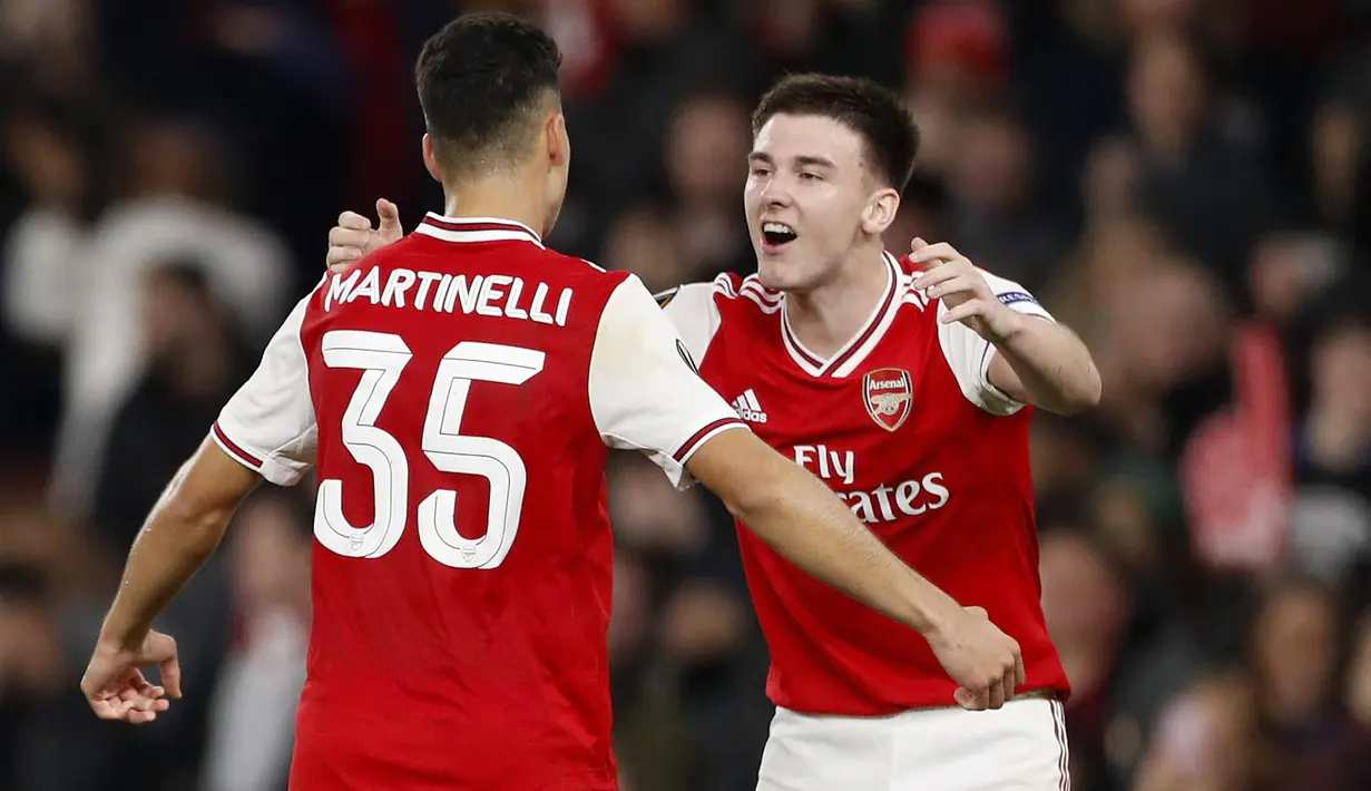 Striker Arsenal, Gabriel Martinelli (kiri) berselebrasi dengan rekannya Kieran Tierney usai mencetak gol ke gawang Vitoria de Guimaraes pada pertandingan lanjutan Grup F Liga Europa di Stadion Emirates, London (24/10/2019). Arsenal menang tipis atas Vitoria dengan skor 3-2. (AP Photo/Alastair Grant)