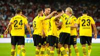 Pemain Borussia Dortmund Raphael Guerreiro melakukan selebrasi bersama rekan setimnya usai mencetak gol ke gawang Sevilla pada pertandingan Grup G Liga Champions di Stadion Ramon Sanchez Pizjuan, Seville, Spanyol, 5 Oktober 2022. Borussia Dortmund menang 4-1. (AP Photo/Jose Breton)