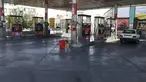 Sebuah pompa bensin kosong karena mesin pengisian bahan bakar tidak berfungsi di Teheran, Iran, Selasa (26/10/2021). Sebuah serangan siber mengganggu distribusi bensin di SPBU seluruh Iran yang menyebabkan penghentian layanan. (AP Photo/Vahid Salemi)