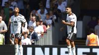 Pemain Fulham Aleksandar Mitrovic, kanan, merayakan gol syang dicetaknya ke gawang Liverpool dalam pertandingan Liga Inggris di stadion Craven Cottage, Sabtu (6/8/2022). (AP Photo/Ian Walton)