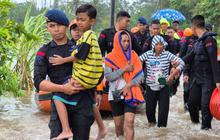 FOTO: Aksi Sigap Brimob Polda Bali Saat Evakuasi Korban Banjir Bali