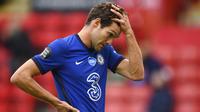 Pemain Chelsea, Marcos Alonso, tampak kecewa usai ditaklukkan Sheffield United pada laga Premier League di Stadion Bramall Lane, Sabtu (11/7/2020). Chelsea kalah tiga gol tanpa balas. (Peter Powell/Pool via AP)