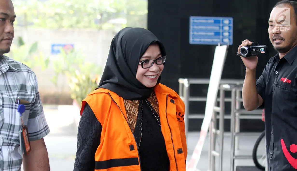 Anggota DPR Komisi VII Eni Maulani Saragih tersenyum saat tiba untuk menjalani pemeriksaan oleh penyidik di gedung KPK, Jakarta, Rabu (15/8). Eni Saragih diperiksa sebagai saksi untuk tersangka Johannes Budisutrisno Kotjo. (Merdeka.com/Dwi Narwoko)