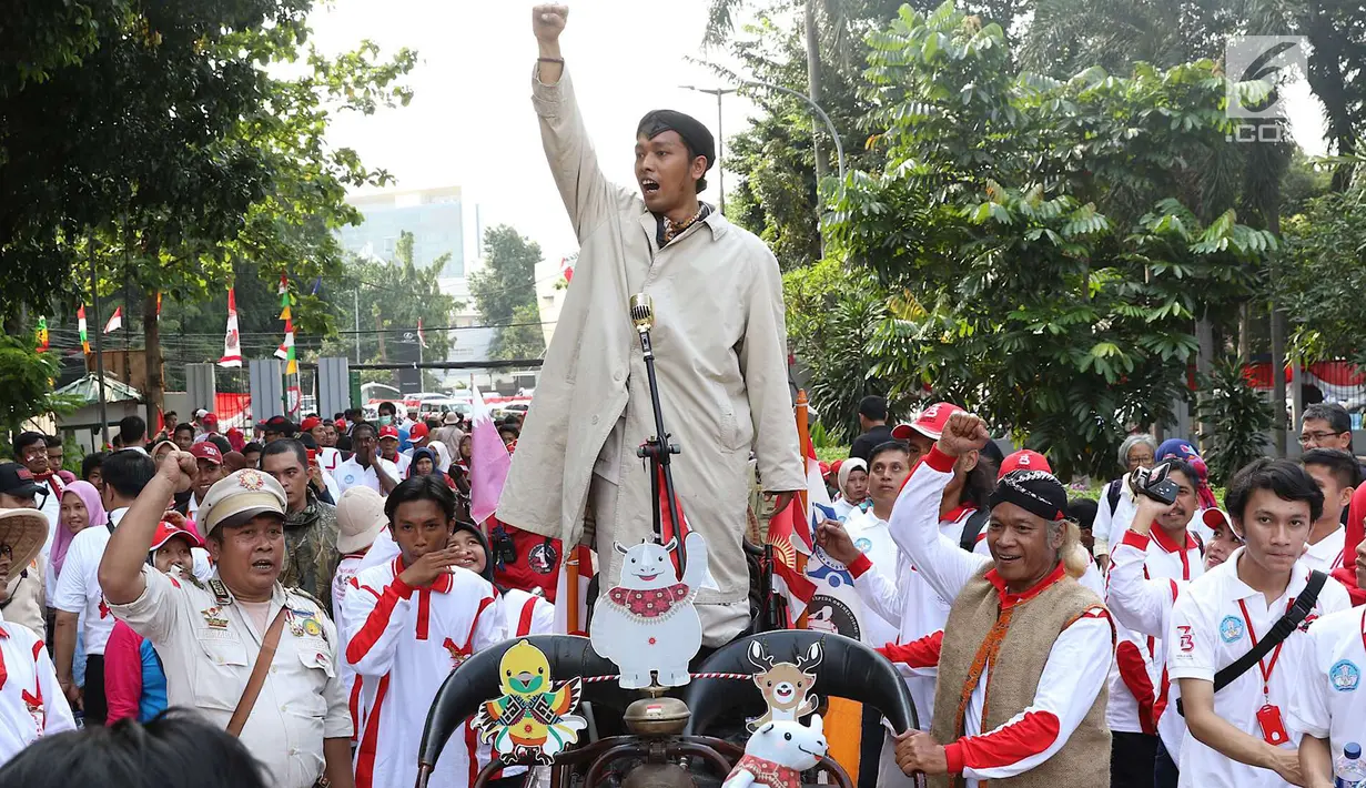 Peserta mengikuti kegiatan Napak Tilas Proklamasi di Tugu Proklamasi, Jakarta, Kamis (16/8). Acara tersebut diadakan dalam rangka menyambut HUT RI yang diikuti oleh masyarakat dari beragam latar belakang. (Liputan6.com/Immanuel Antonius)