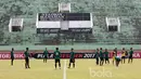 Persiapan Sriwijaya FC saat uji coba lapangan jelang melawan Arema FC  pada laga delapan besar Piala Presiden 2017 di Stadion Manahan, Solo, Jumat (24/2/2017). (Bola.com/Nicklas Hanoatubun)