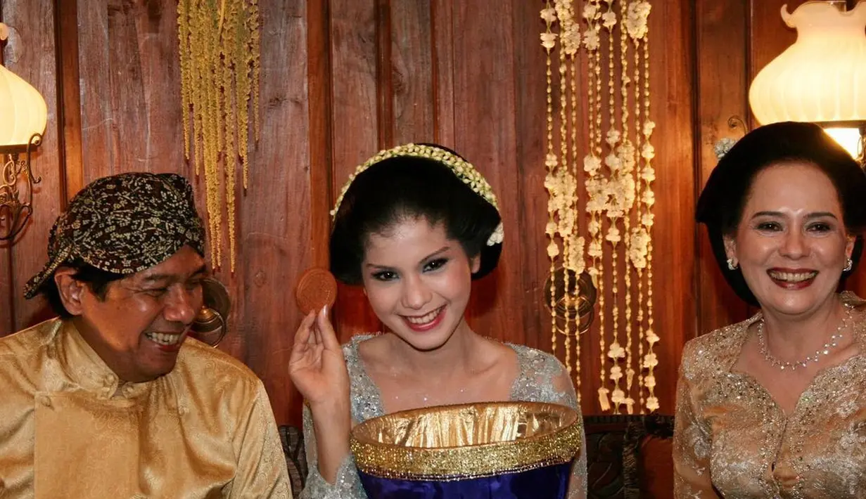 Annisa Pohon saat mengikuti Dulangan pungkasan, 7 Juli 2005. Prosesi suapan terakhir oleh ayah dan ibu kepada calon pengantin sebagai tanda tanggung jawab terakhir dari orang tua kepada anaknya yang akan menikah. (Instagram/annisayudhoyo)