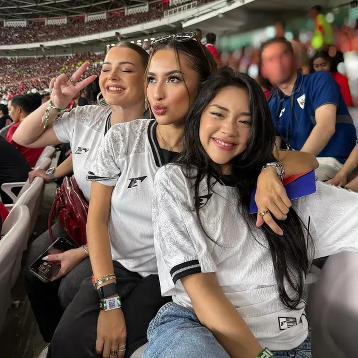 6 Potret Jennifer Coppen Nonton Indonesia Vs Bahrain di GBK, Fotonya Dikomentari Justin Hubner