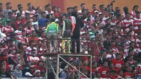 Suporter Madura United saat mendukung tim kesayangan. (Bola.com/Aditya Wany)