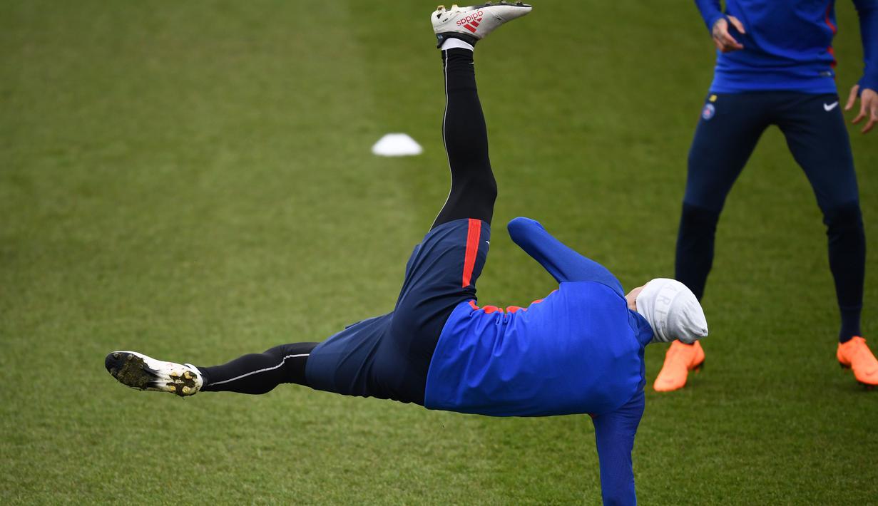 Aksi pemain PSG, Angel Di Maria melakukan pemanasan saat sesi latihan jelang leg kedua Liga Champions melawan Real Madrid di Ooredoo training center, Saint-Germain-en-Laye,Paris, (5/3/2018). Leg pertama PSG kalah 1-3. (AFP/Franck Fife)