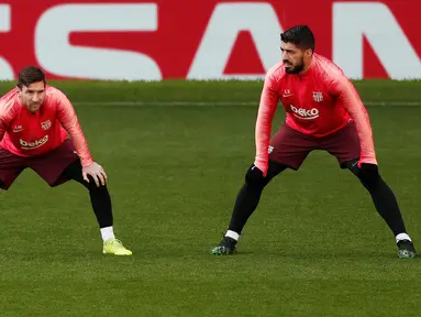 Pemain Barcelona Lionel Messi (kiri) dan Luis Suarez berlatih bersama jelang menghadapi Manchester United (MU) pada leg pertama perempat final Liga Champions 2018/19 di Old Trafford, Manchester, Inggris, Selasa (9/4). (Reuters/Lee Smith)