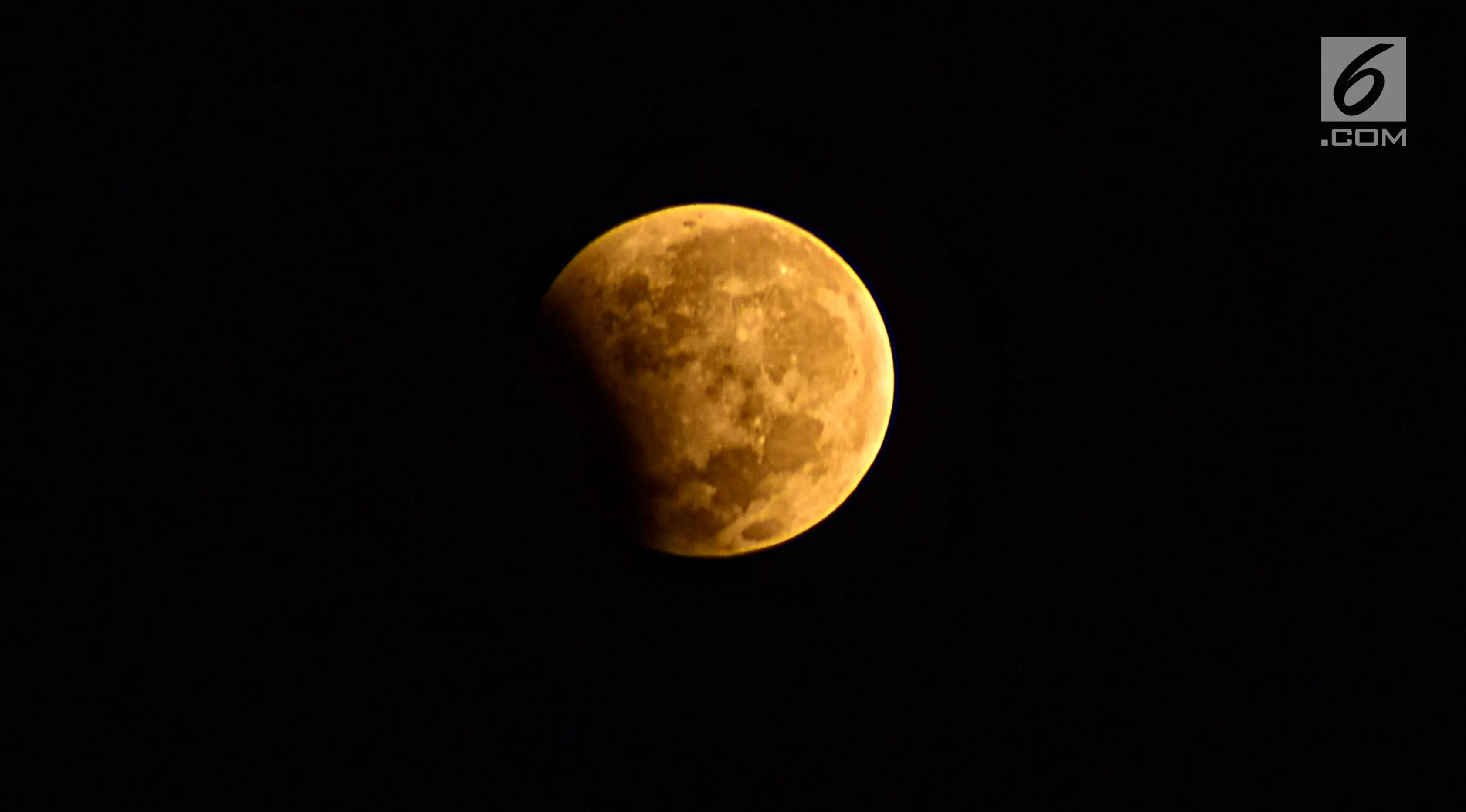 Gerhana bulan parsial (penumbra) terlihat di langit kota Semarang, Jawa Tengah, Selasa (8/8). Gerhana merupakan peristiwa ketika cahaya matahari terhalangi oleh Bumi sehingga tidak semuanya sampai ke bulan. (Liputan6.com/Gholib)