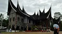 Istana Silindung Bulan di Batusangkar, Tanah Datar, Sumbar. Istana yang disebut juga Rumah Gadang Sembilan Ruang itu merupakan replika istana lama Kerajaan Pagaruyung yang terbakar pada 1966.(Antara)