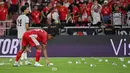 Pertandingan putaran keempat Kualifikasi Piala Dunia 2026 antara Timnas Indonesia melawan Irak, Minggu (12/10/2025) dini hari WB diwarnai dengan pelemparan gelas dan botol plastik dari suporter Indonesia. (AP Photo/Ali Issa)