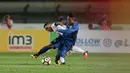 Duel pemain Persib Bandung, Febri Haryadi (kanan) dan pemain PS TNI pada lanjutan Liga 1 2017 di Stadion Si Jalak Harupat, Sabtu (05/8/2017). Persien menang 3-1. (Bola.com/Nicklas Hanoatubun)