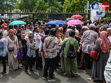 Antrean panjang warga yang hendak memasuki Istana Negara di Jakarta, Rabu (10/4/2024). (Liputan6.com/Angga Yuniar)
