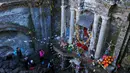 Wisatawan mengamati bangunan gereja San Juan Parangaricutiru di Angahuan, Meksiko, 17 Januari 2016. Gereja ini disebut sebagai keajaiban Tuhan karena luput dari sapuan lava gunung berapi pada  20 februari 1943 silam. (AFP PHOTO / Mario Vazquez)