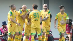 Pemain Persebaya Surabaya merayakan gol yag dicetak oleh Francisco Rivera ke gawang Persita Tangerang dalam laga pekan kedua BRI Super League 2025/2026 di Indomilk Arena, Tangerang, Sabtu (16/8/2025) sore WIB. (Bola.com/Abdul Aziz)