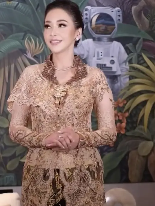Banyak warganet yang memuji kecantikan bunda Maia karena tampak awet muda dan selalu elegan dengan tampilan yang enak dipandang. [Foto: Instagram/ MaiaEstiantyreal]