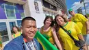 Jurnalis KLY Sports, Hery Kurniawan, foto bersama suporter Timnas Brasil di Metlife Stadium, Minggu (14/6/2026) dini hari WIB. (Bola.com/Hery Kurniawan)
