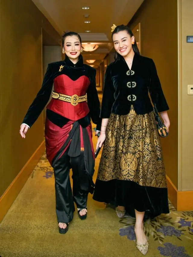 Aaliyah Massaid hadir di acara ulang tahun brand kecantikan, dia tampil anggun dalam balutan kebaya hitam